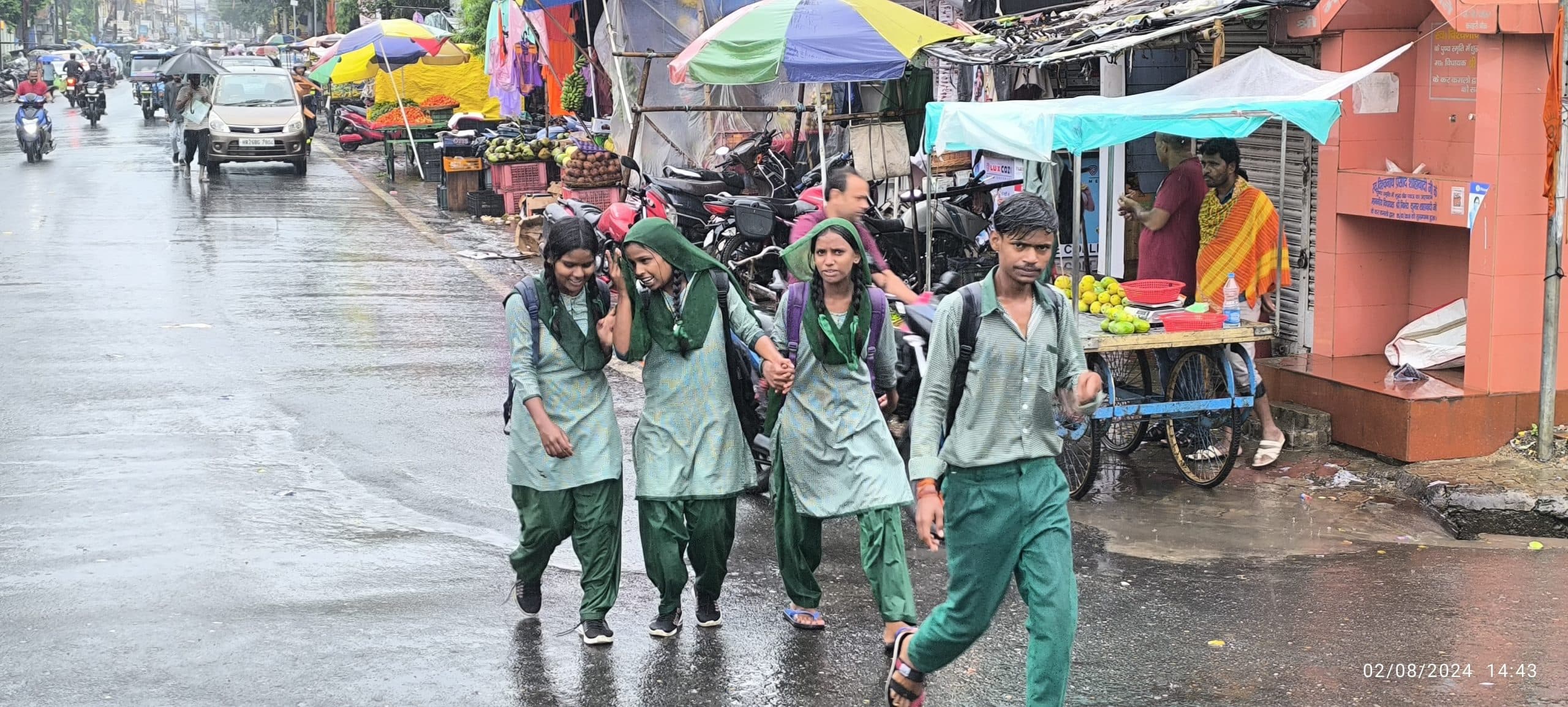 झमाझम बारिश से जनजीवन अस्त-व्यस्त, सड़कों पर रहा सन्नाटा