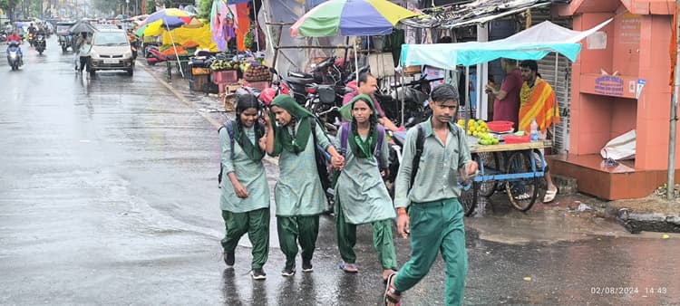 झमाझम बारिश से जनजीवन अस्त-व्यस्त, सड़कों पर रहा सन्नाटा