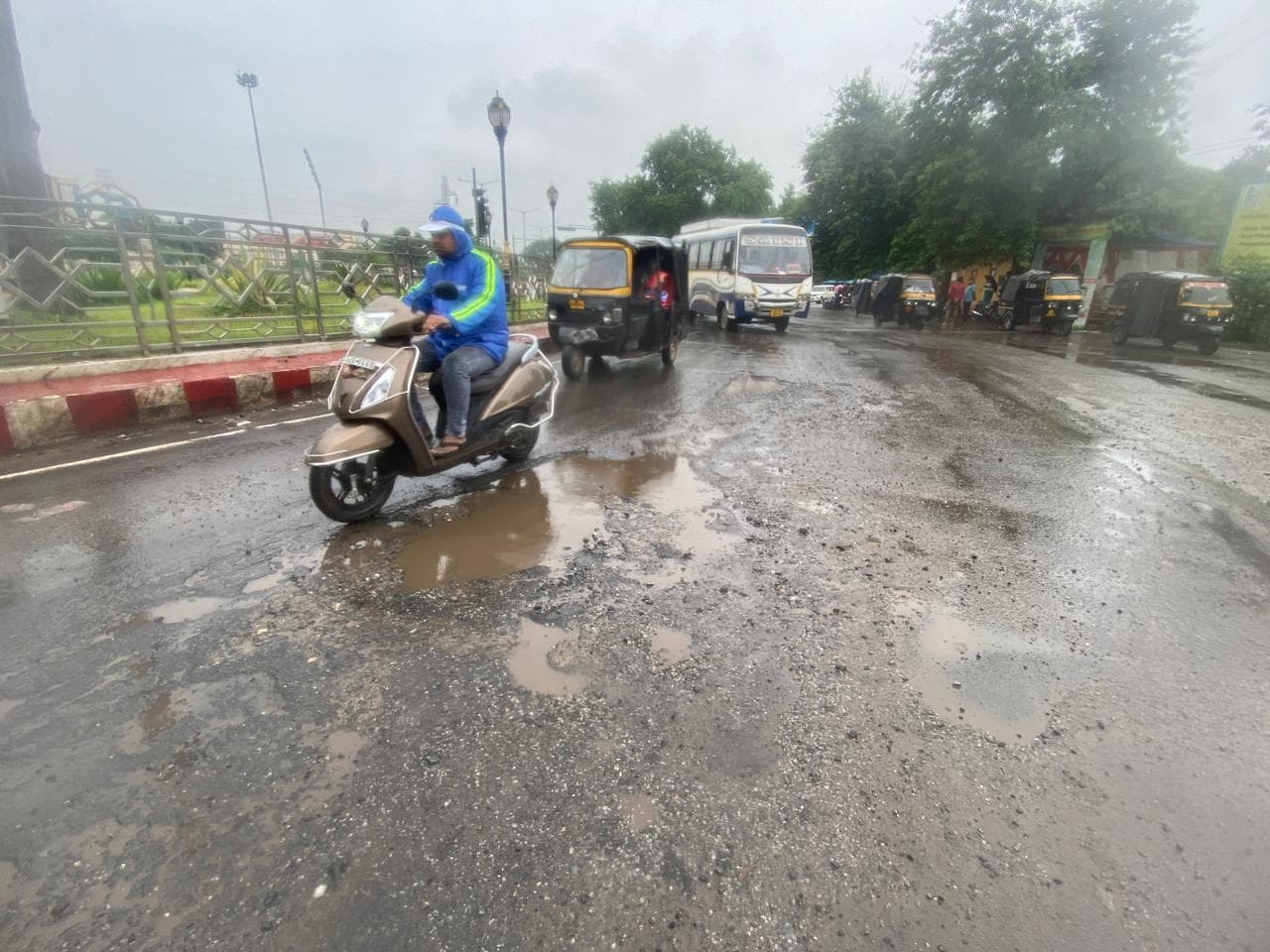 राउरकेला : दो दिनों की बारिश में सड़कों का कंक्रीट उखड़ा, कई इलाकों में जलजमाव