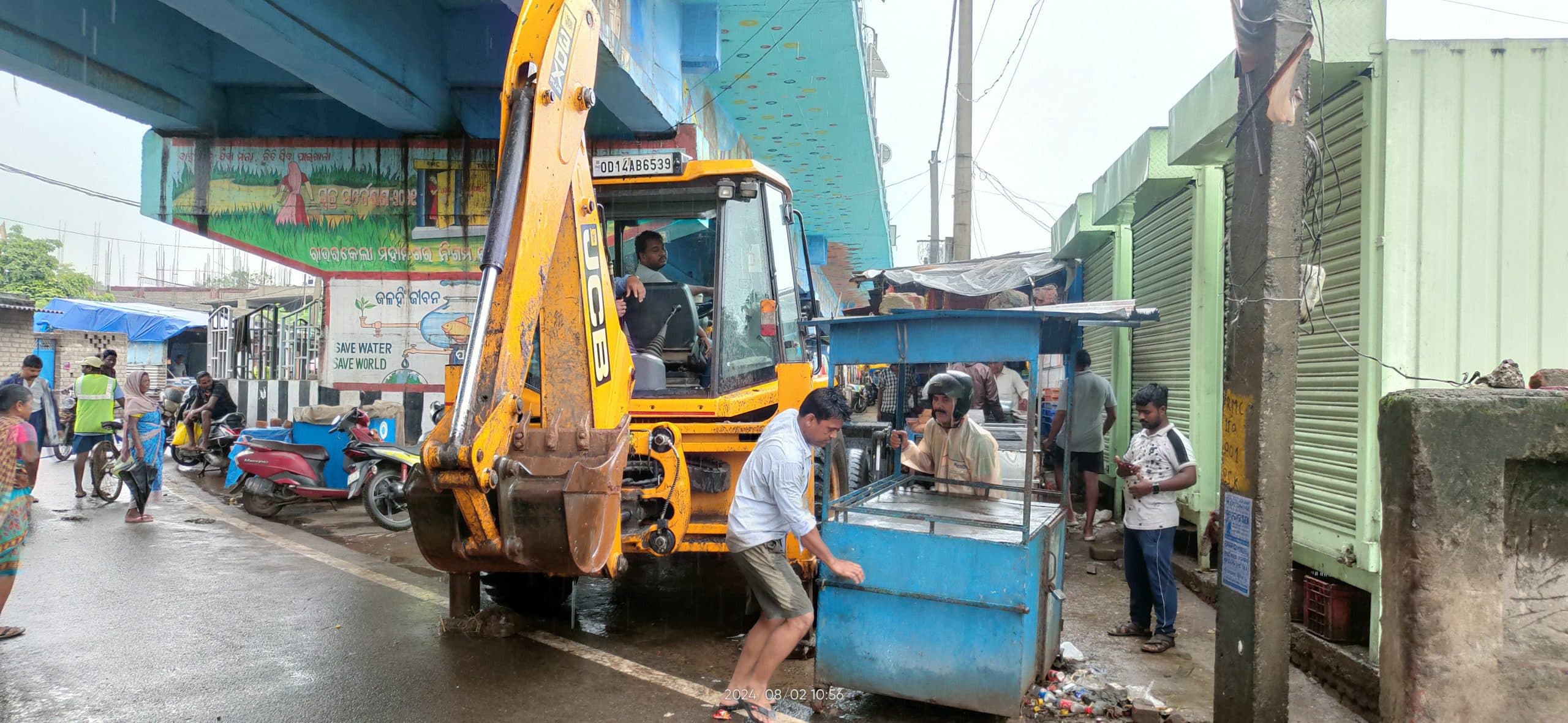 राउरकेला : बसंती कॉलोनी मुख्य मार्ग पर गरजा बुलडोजर, दो दर्जन ठेला-खोमचा हटाये गये