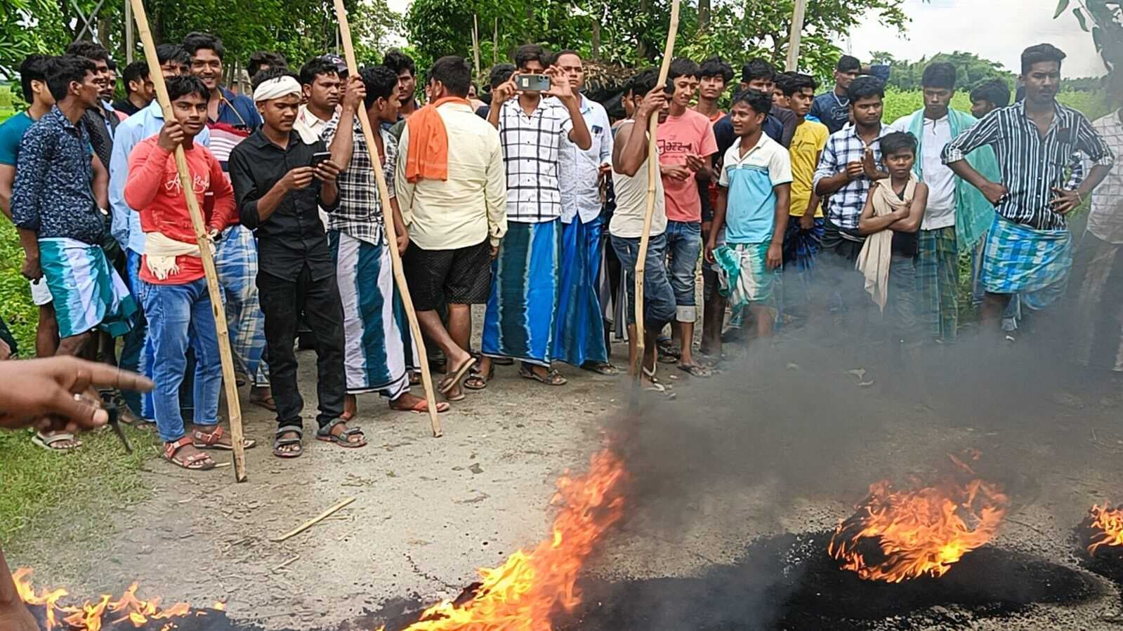 चचरी पुल का निर्माण कर बिचौलिए व संवेदक के अवैध उगाही करने पर भड़के ग्रामीण