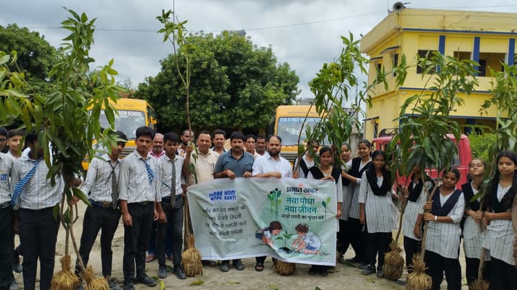 पौधारोपण कर छात्र-छात्राओं ने लिया पर्यावरण संरक्षण का संकल्प