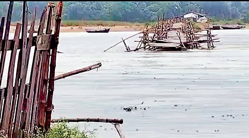 दामोदर नदी पर बना अस्थायी बांस का पुल टूटकर बहा