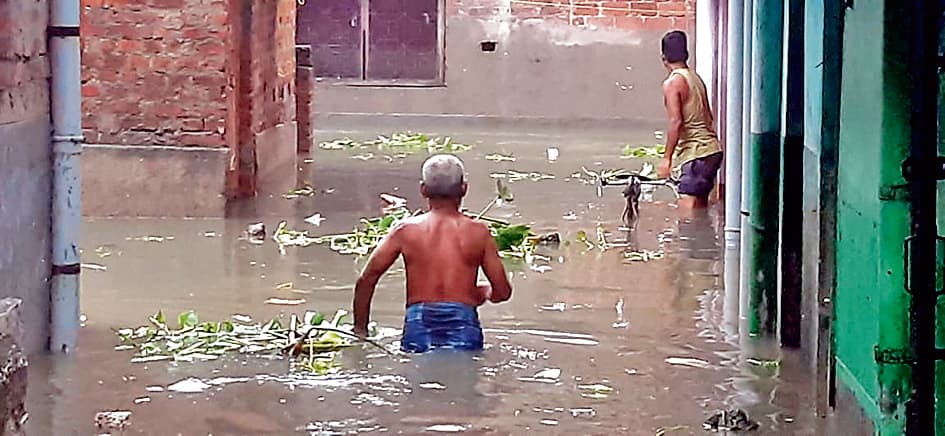 लगातार हो रही बारिश से जनजीवन अस्तव्यस्त कई इलाकों में कमर से ऊपर तक भरा पानी