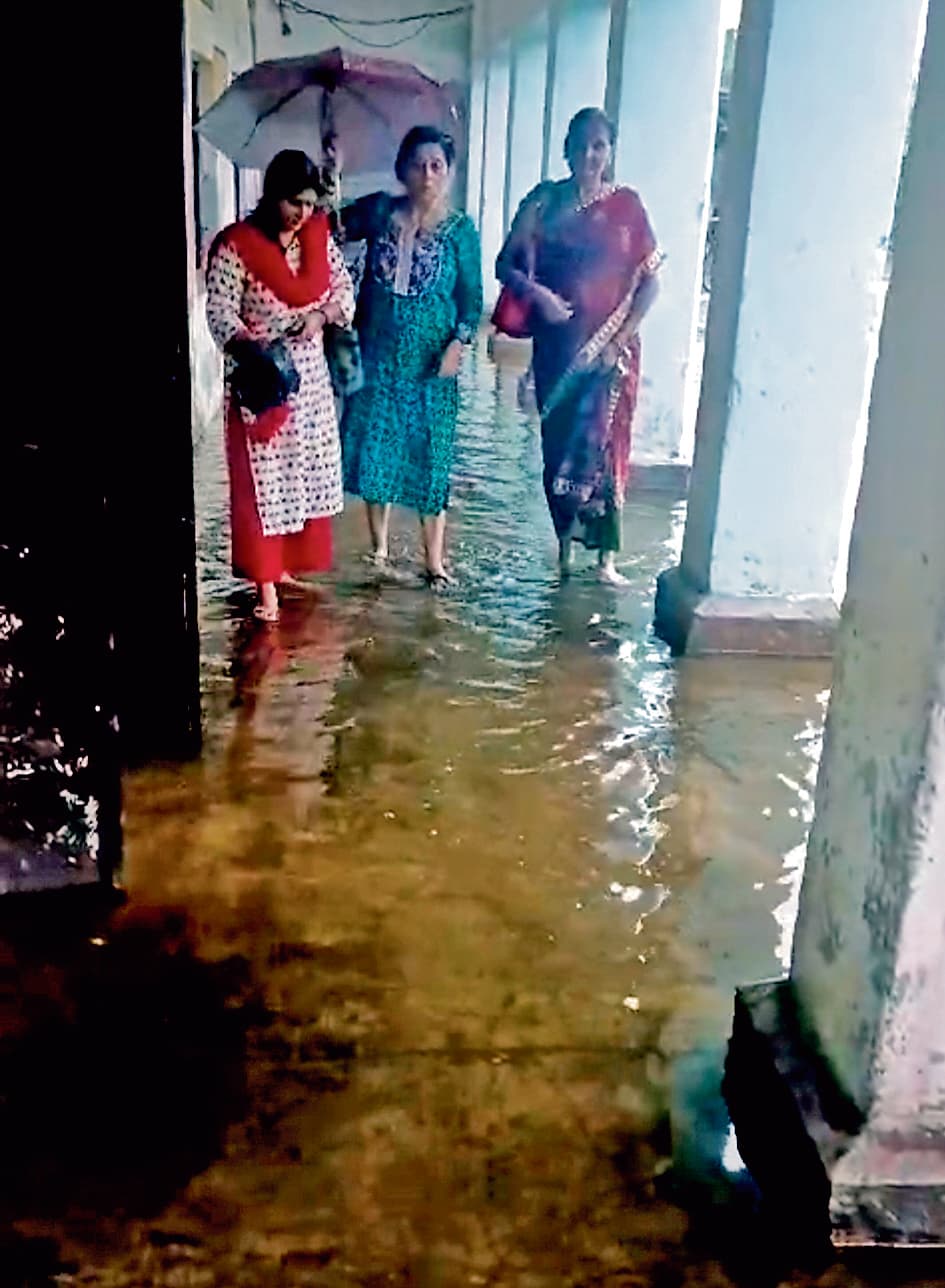 पानागढ़ बाजार प्राथमिक स्कूल में भरा पानी, विद्यार्थी-शिक्षक परेशान