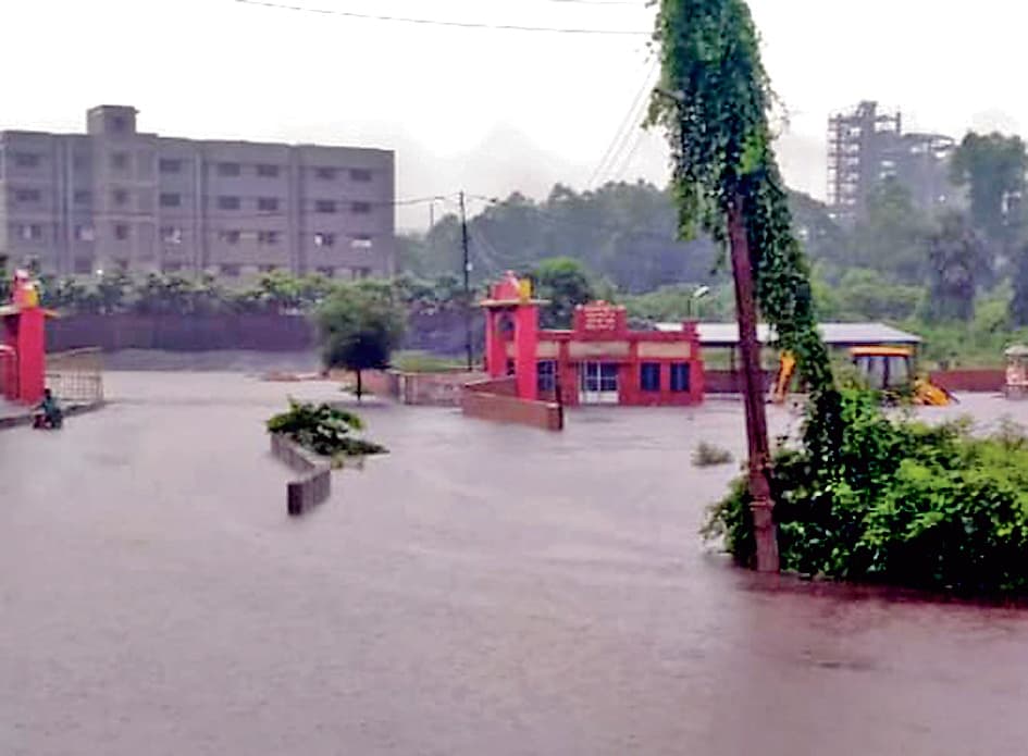 सिंघारन नदी का प्रवाह अवरुद्ध करने से कई इलाके पानी में डूबे, प्राचीन मंदिर जल में डूबा