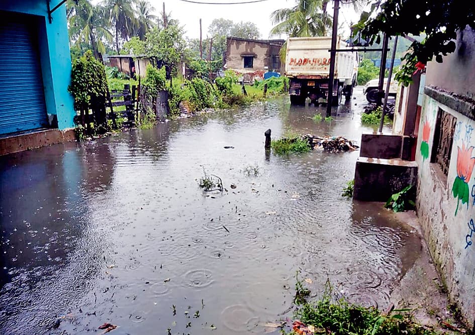 पानागढ़ में विभिन्न इलाकों में जल जमाव से लोगों की बढ़ी मुश्किलें