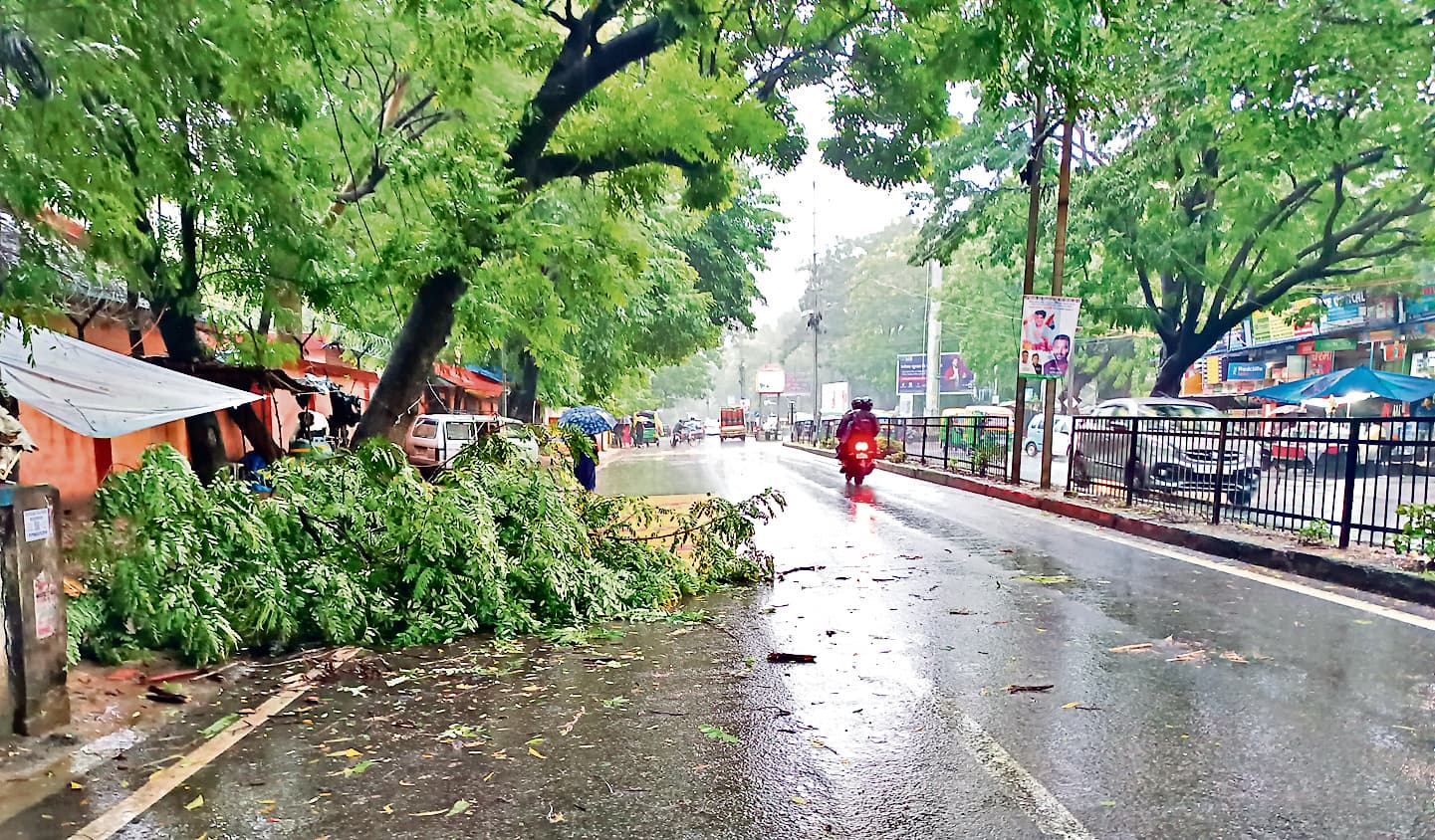 बारिश के बीच राजधानी के कई इलाकों में घंटों गुल रही बिजली