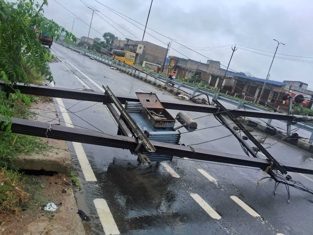 भारी बारिश में आठ लेन सड़क ट्रांसफॉर्मर समेत गिरा पोल, कई जगहों पर उखड़े खंभे, बारिश में कई जगहों पर तार पर गिरा पेड़