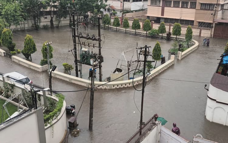 सोलह घंटे में 91.4 एमएम हुई बारिश से बाढ़ जैसे हालात, मौसम विभाग ने जारी किया येलो अलर्ट