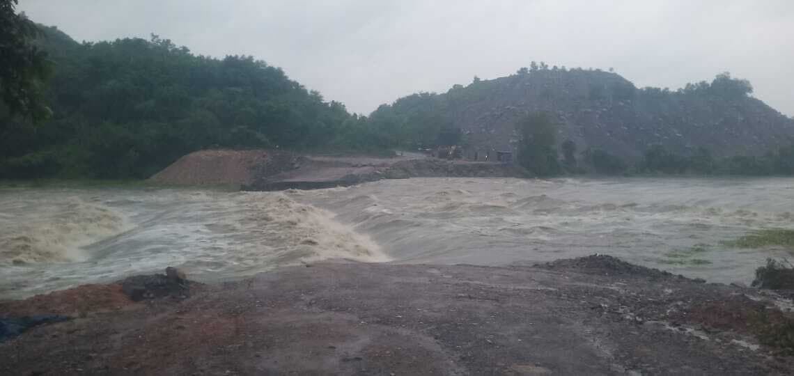 खुदिया नदी का अस्थायी पुल बहा, बीसीसीएल की ट्रांसपोर्टिंग बाधित