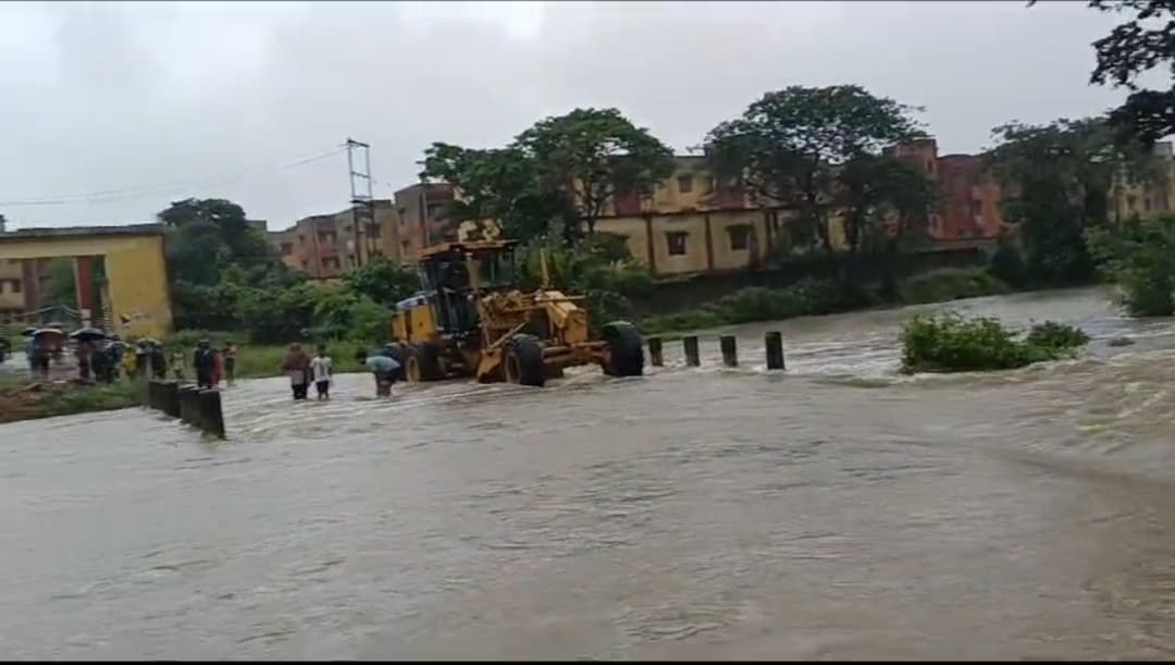 जोरिया में बाढ़, करमाटांड़ कॉलोनी के 400 परिवार घरों में कैद