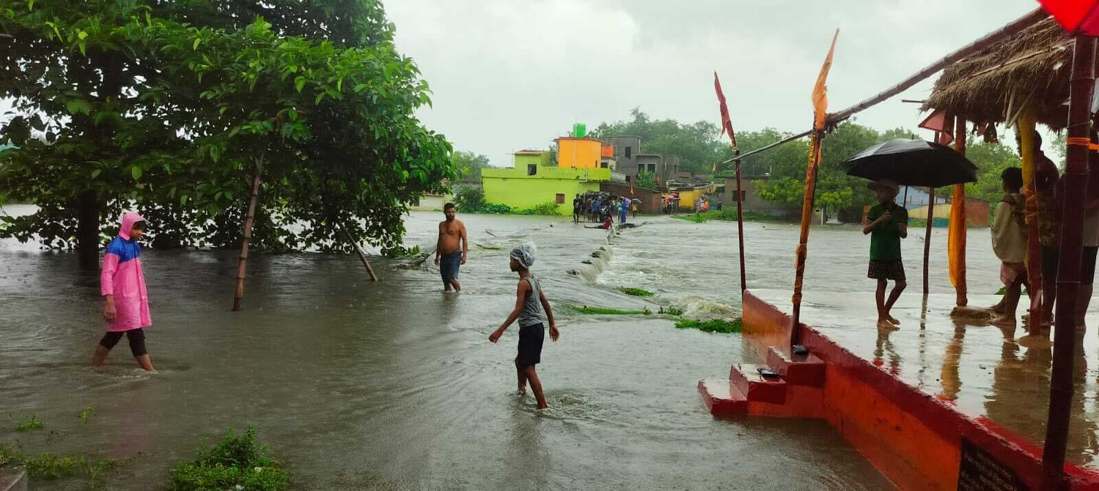 झिलिया की बाढ़ ने कुमारधुबी में कहर, सैकड़ों घरों में घुसा पानी