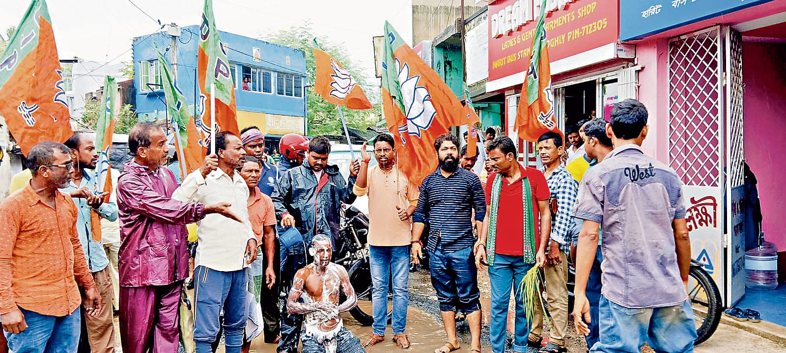 हुगली : जर्जर सड़क पर जमे गंदे पानी में स्नान कर जताया विरोध