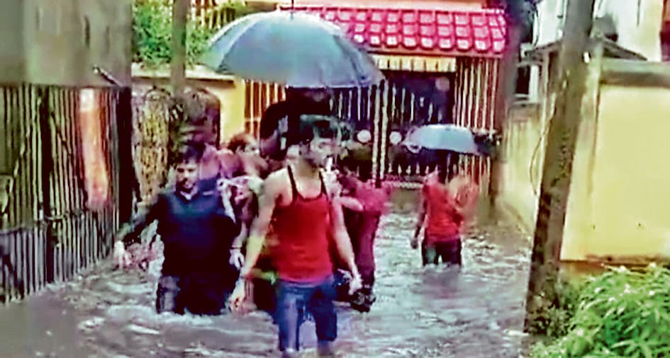 लगातार बारिश से बांकुड़ा भी बेहाल, कई क्षेत्र डूबे, कमर तक लगा पानी