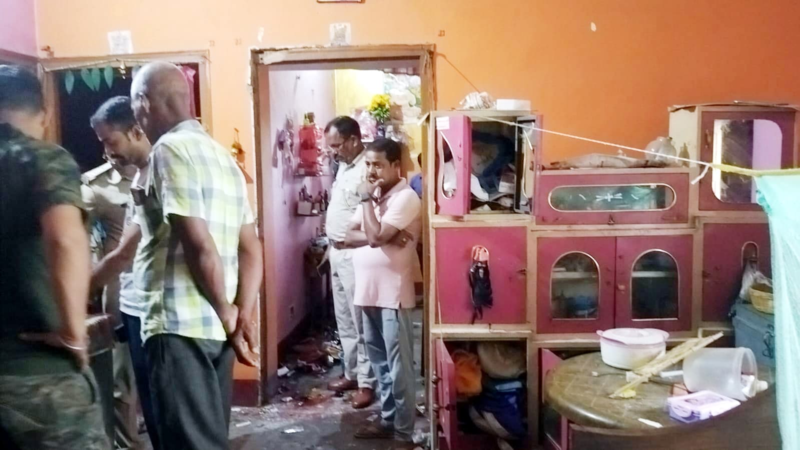 जल रहे मोमबत्ती पर गिरा बॉडी स्प्रे, विस्फोट