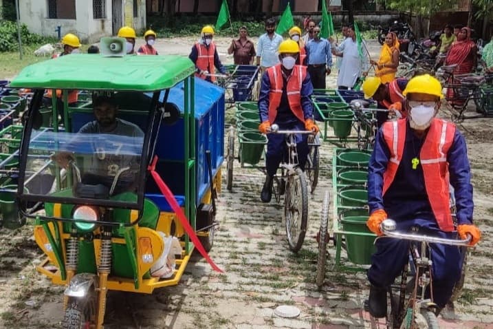 स्वच्छता कर्मियों को हरी झंडी दिखा कर मुखिया ने किया रवाना
