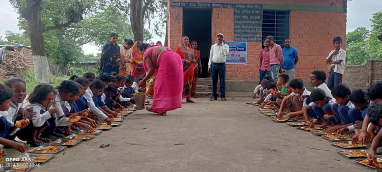 स्कूल में तिथि भोज का आयोजन