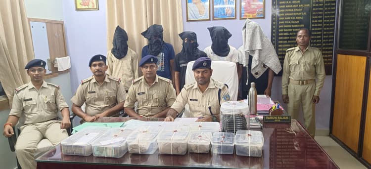 ब्राउन शुगर, अफीम और नकद के साथ पांच लोग गिरफ्तार