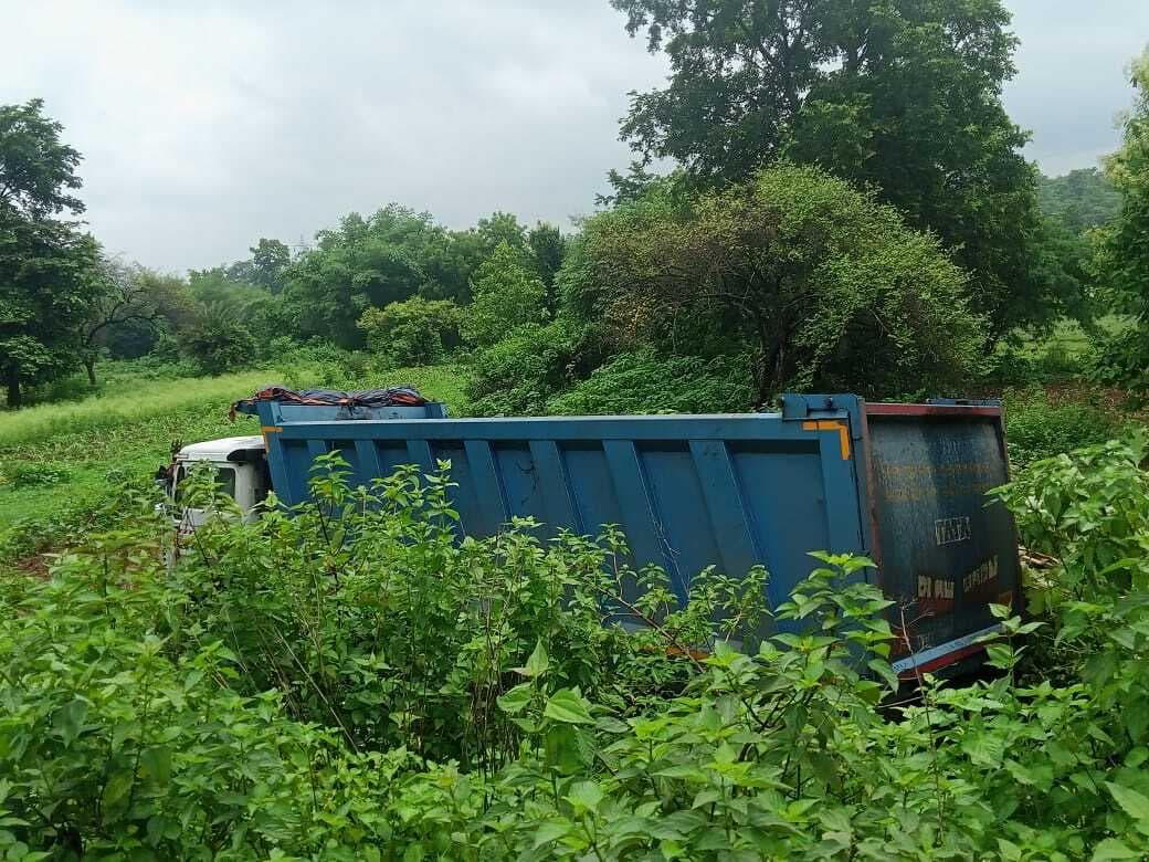 अनियंत्रित हाइवा सड़क किनारे झाड़ी में घुसा