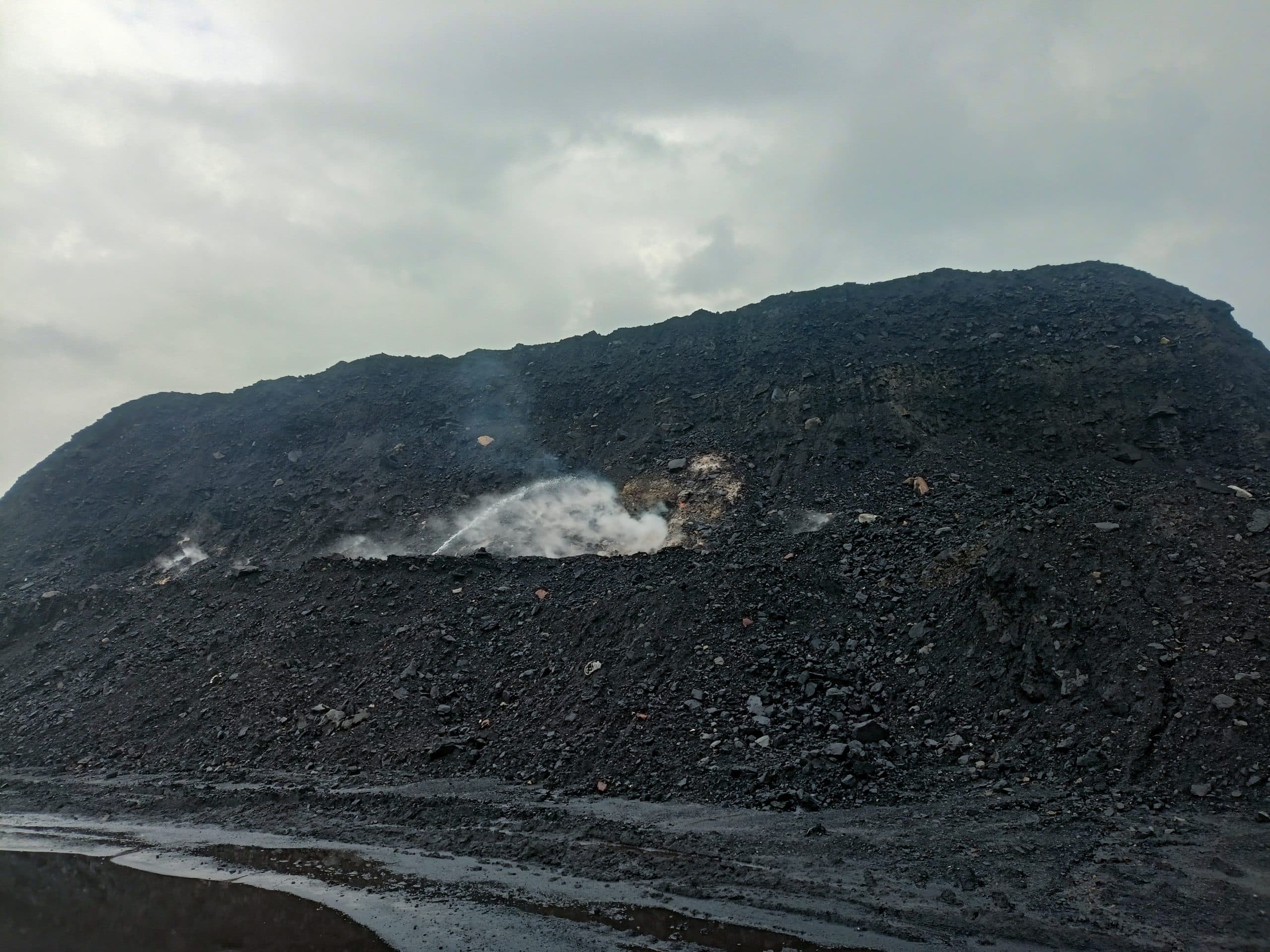 कोयला के स्टॉक में लगी लाग, करोड़ों का नुकसान