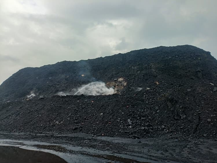कोयला के स्टॉक में लगी लाग, करोड़ों का नुकसान