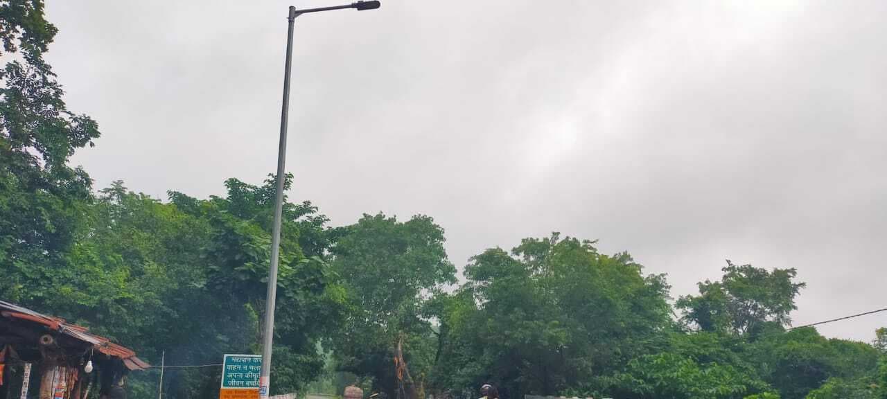 मसानजोर से धाजापाड़ा तक सड़क किनारे स्ट्रीट लाइट महीने भर से पड़ी है खराब