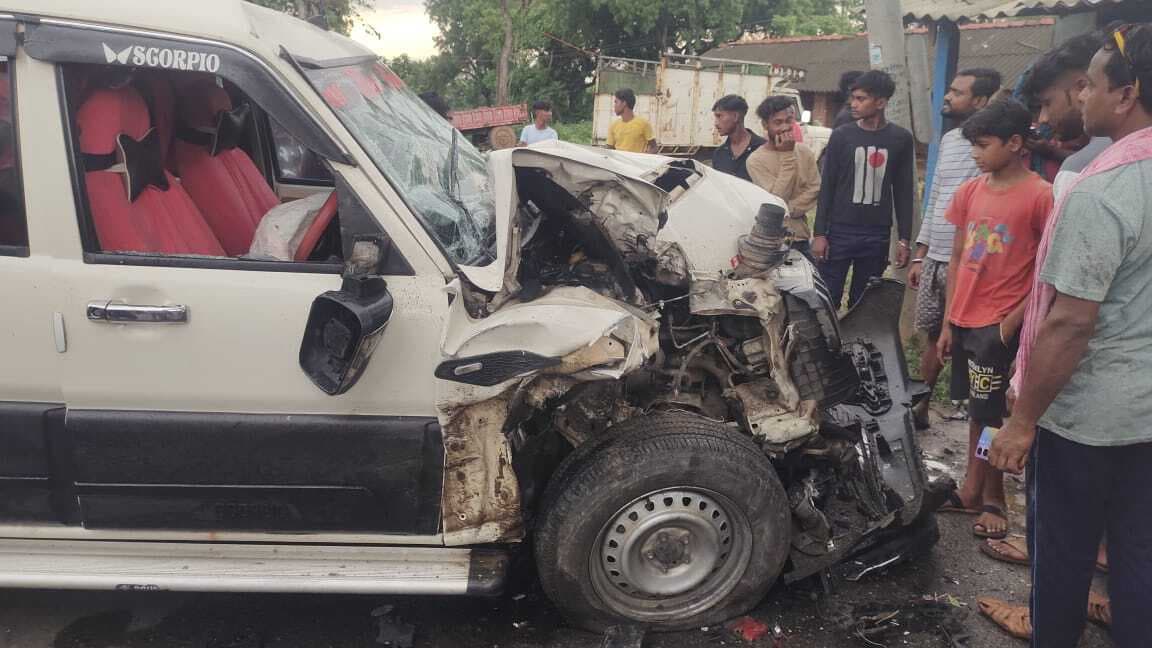 स्कॉर्पियो व पिकअप वैन में टक्कर, स्कॉर्पियो के अगले हिस्से का परखच्चा उड़ा