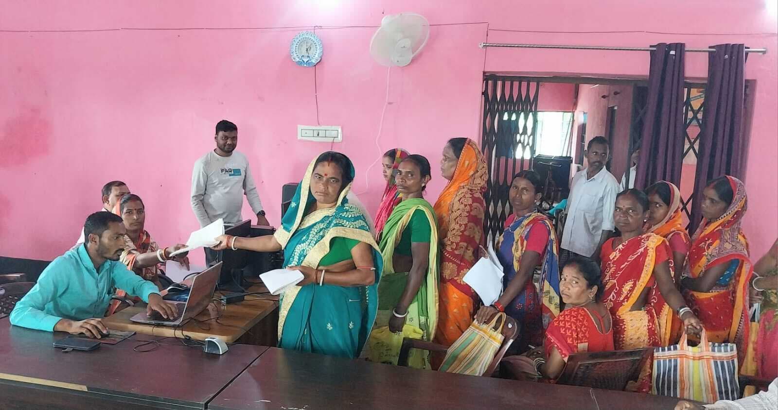 कैंप में महिलाओं की उमड़ी भीड़, सर्वर ने किया परेशान