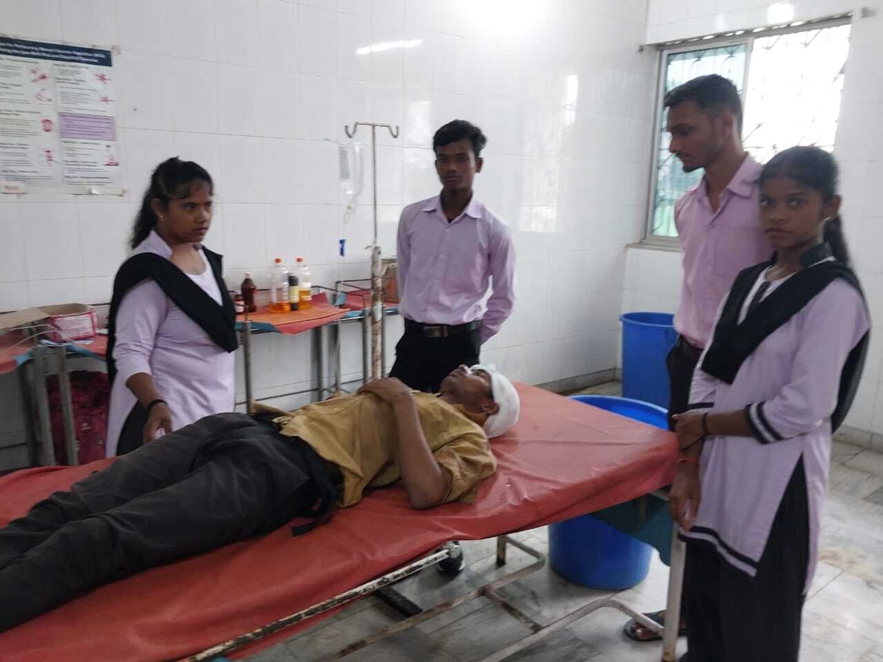 ट्रेन से गिरकर युवक गंभीर रूप से घायल, रेल पुलिस ने अस्पताल में कराया भर्ती