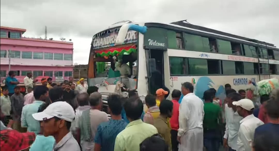 एनएच पर खड़े ट्रक में बस ने मारी ठोकर, छह यात्री घायल