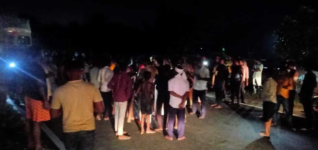 एनएच 57 पर बाइक की ठोकर से अधेड़ की मौत, दो जख्मी, विरोध में सड़क जाम