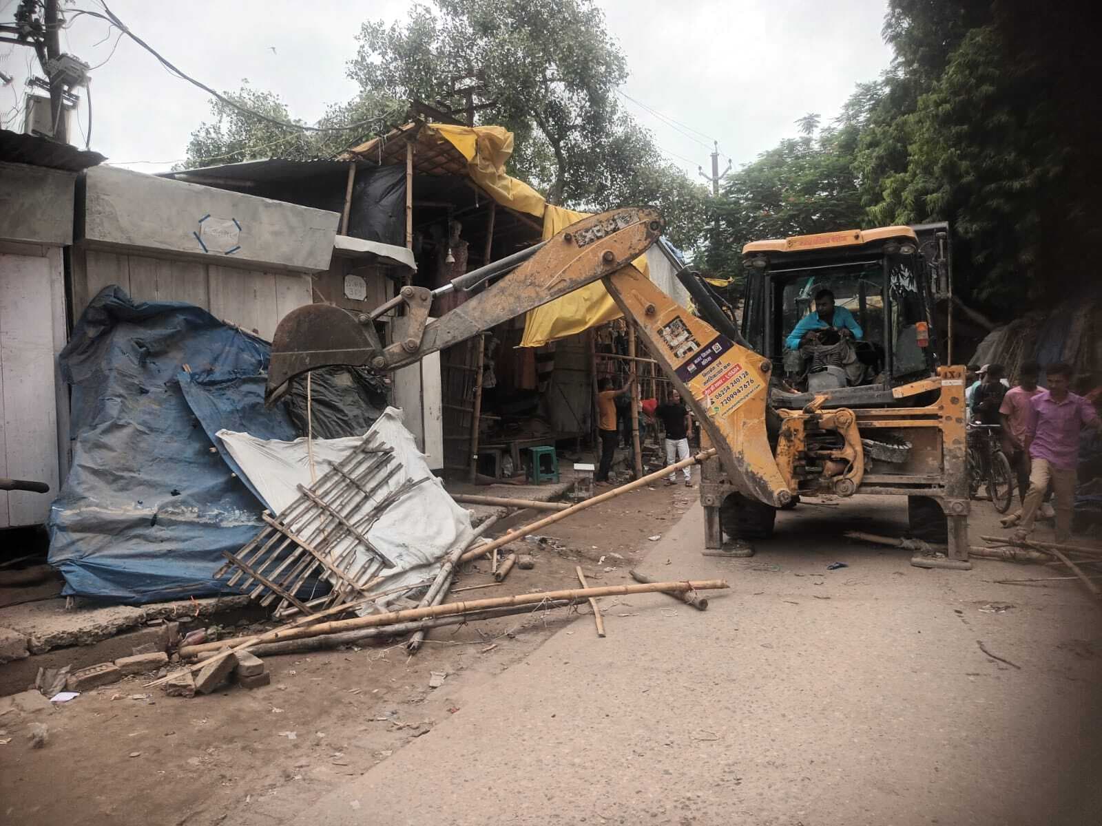 नगर निगम ने शहर में सड़क व नाले पर बने 60 दुकानों को तोड़ा, मची रही अफरातफरी