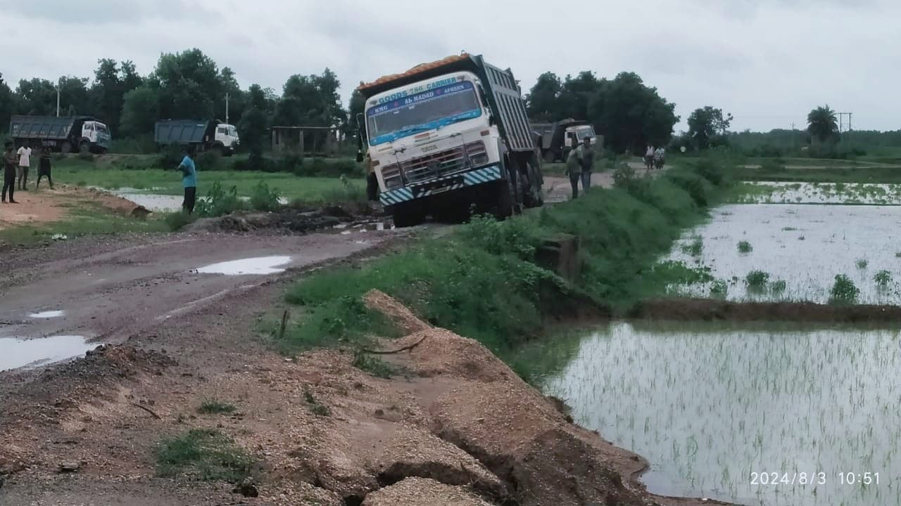 कसमार मुख्य पथ पर ओवरलोड हाइवा पलटा, आवागमन घंटों रहा बाधित