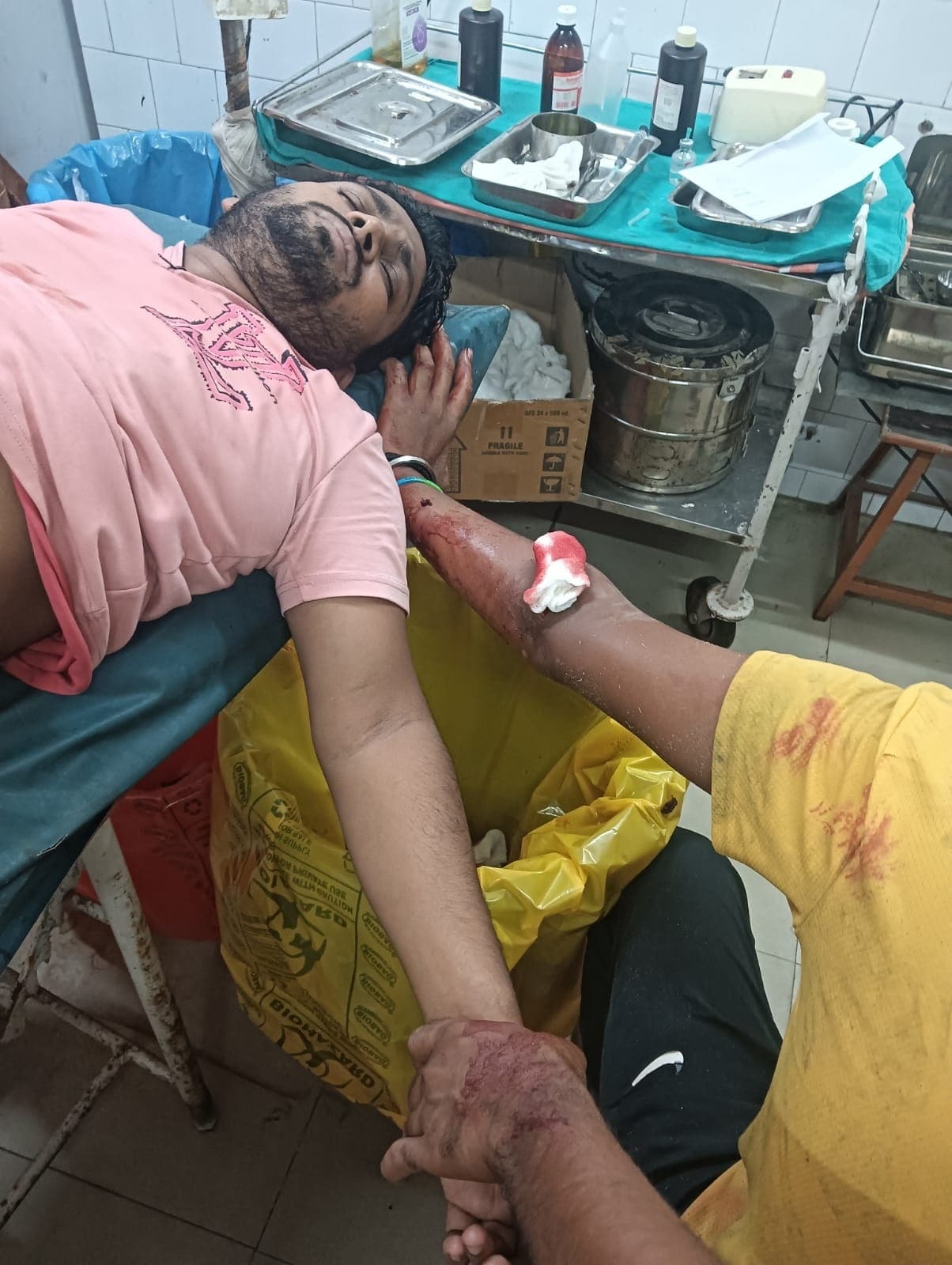 आपसी रंजिश में दो गुटों में चाकूबाजी, दो युवक जख्मी ,बीजीएच में इलाजरत