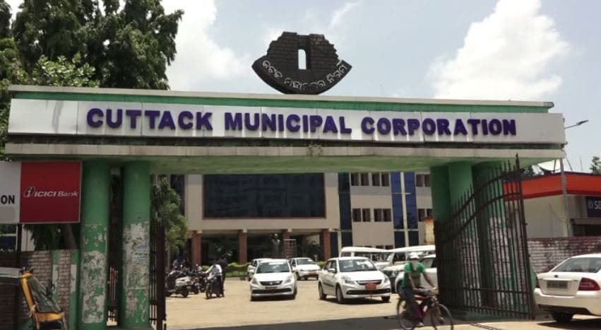 कटक : पानी का पाइप फटने से सड़क धंसी, भाजपा व कांग्रेस ने मेयर पर साधा निशाना