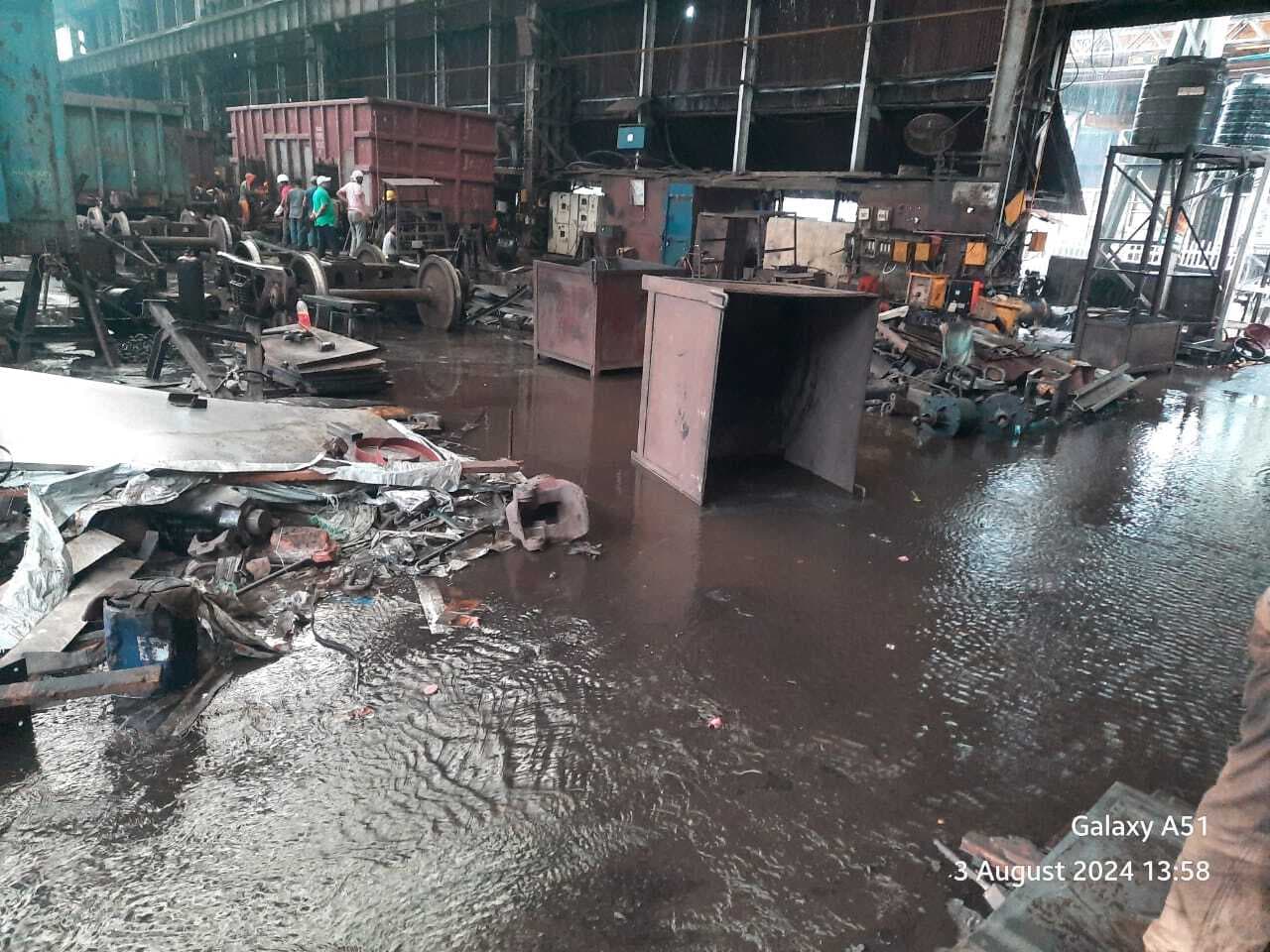रेल कारखाना के शॉप फ्लोर में फैला पानी, रुका काम