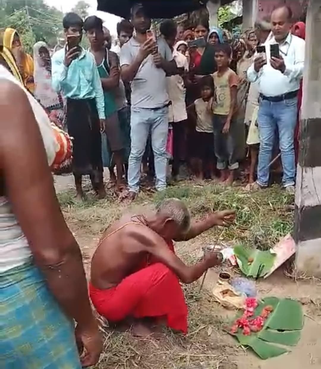 Samastipur news: झूम-झूम कर बजाया मानर, पूजा-पाठ के बाद भगत ने कहा लापरवाही से जला ट्रांसफार्मर