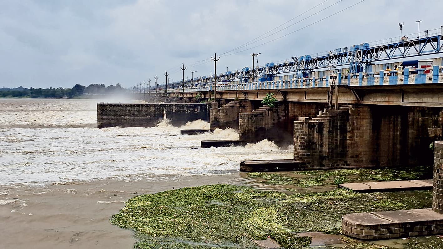 दुर्गापुर बैराज से छोड़ा गया 70 हजार घनफुट पानी