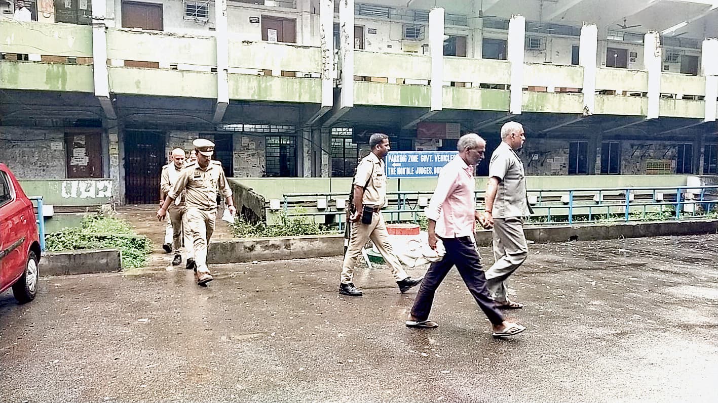 ठगी के केस में लखनऊ जेल का कैदी दुर्गापुर कोर्ट में पेश