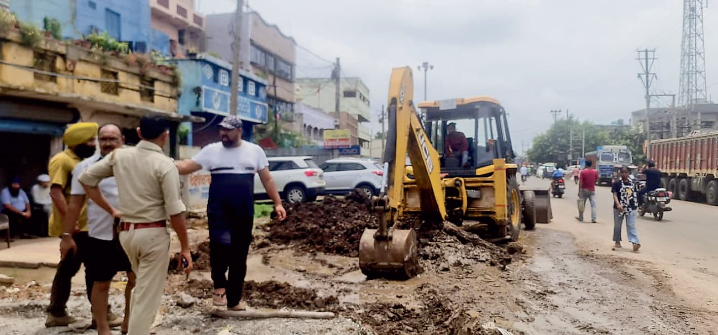 हाइड्रेन के स्लैब पर मिट्टी काट दुरुस्त की गयी निकासी