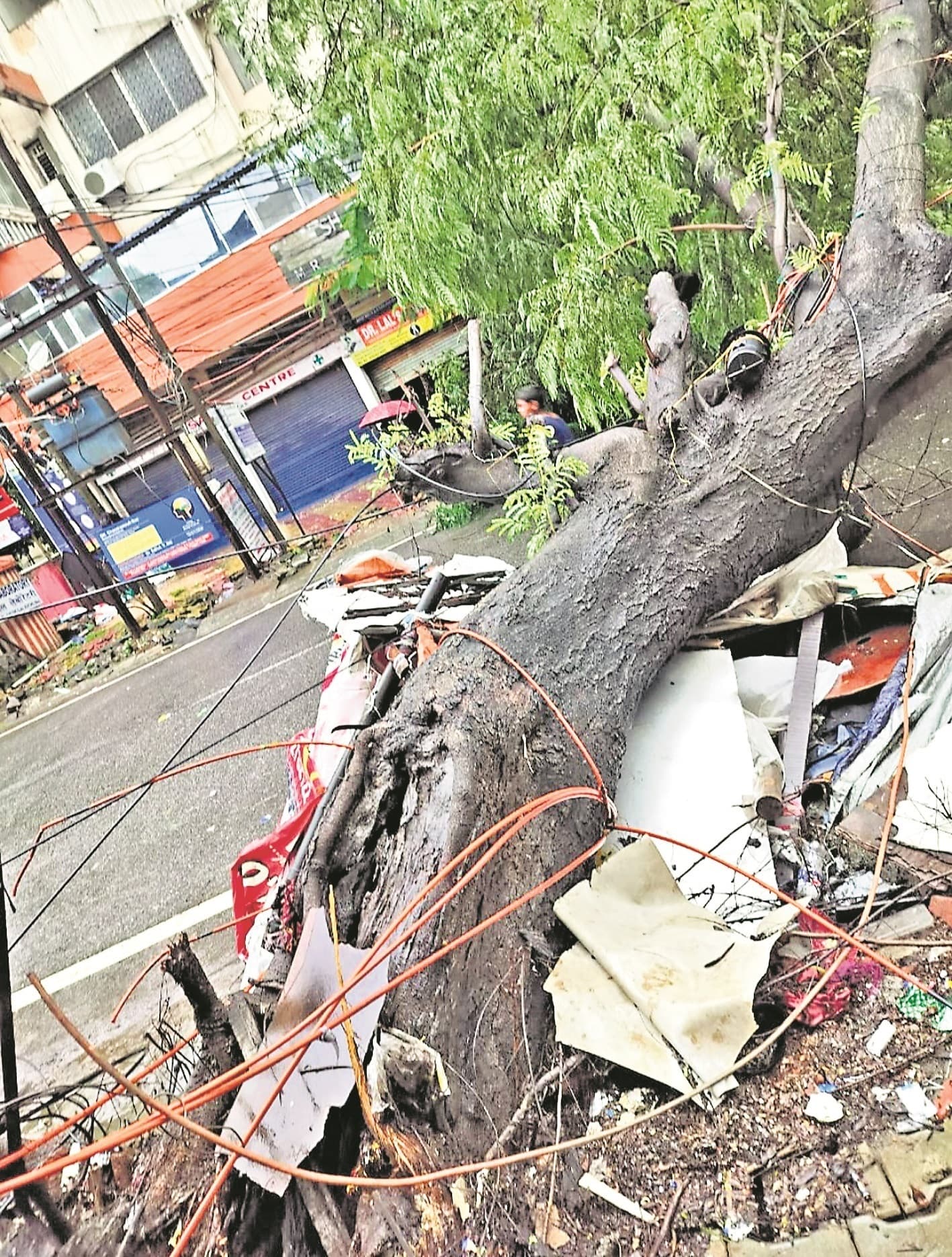 Ranchi News : राजधानी के बड़े इलाके में बिजली गुल रही, पानी के लिए तरसे लोग