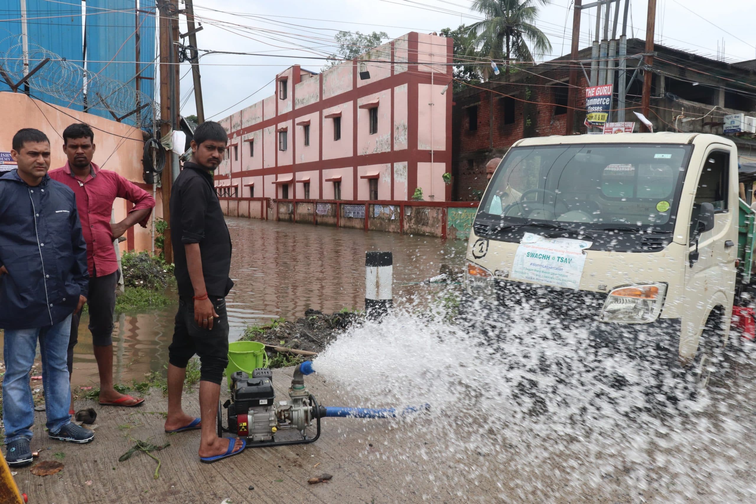 आधी-अधूरी तैयारी के साथ गली-मुहल्लों से जमा पानी निकालने की कोशिश, मोटर हुआ खराब