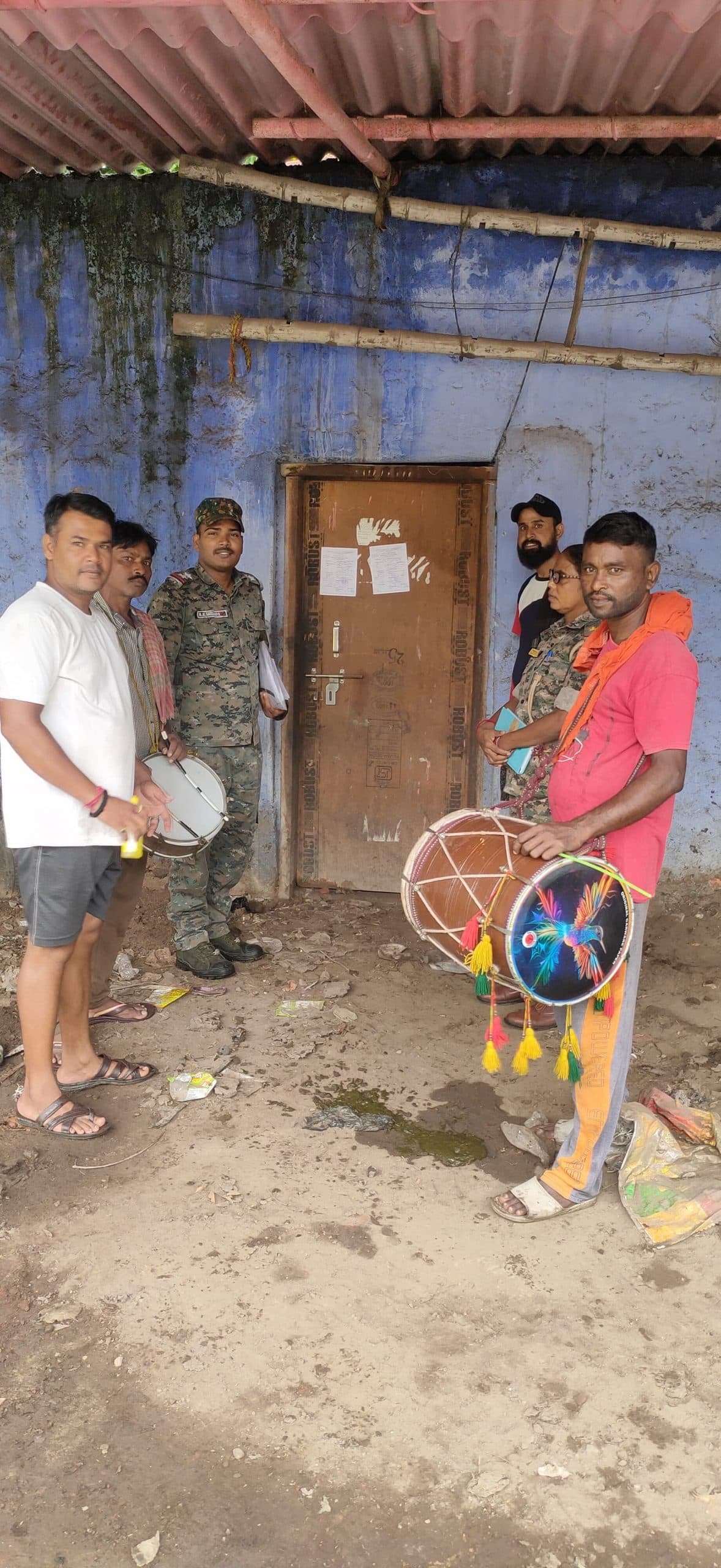 ढोल बजवाकर पुलिस ने आरोपियों के घर चिपकाया इश्तेहार