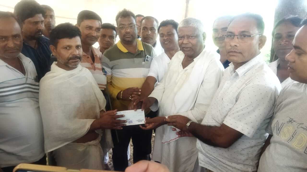 मृत कांवरिया के परिजनों को सीएम राहत कोष से मिला एक लाख, मथुरा ने सौंपा चेक