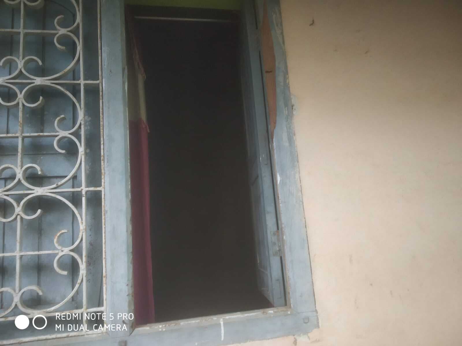 खिड़की का ग्रिल उखाड़कर घुसे चोर, नकदी समेत 18 लाख के जेवर चोरी