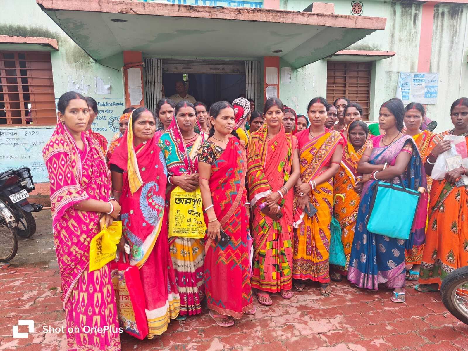 नदी में पानी होने से महिलाओं को कैंप में पहुंचने में हुई परेशानी