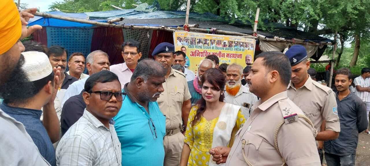 ड्राइविंग लाइसेंस, कैश बरामद, हिरासत में लिये गये पांच लोग