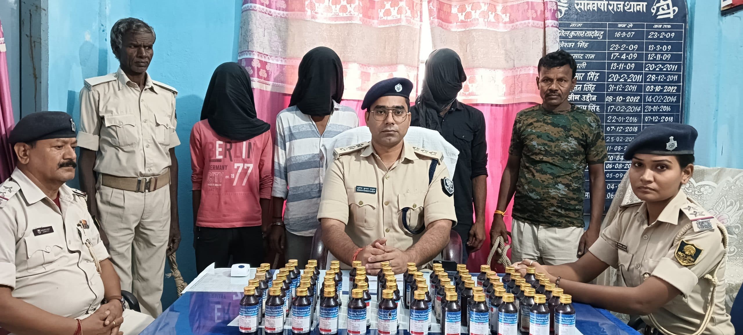 80 बोतल कोडिनयुक्त कफ सिरप के साथ तीन तस्कर गिरफ्तार