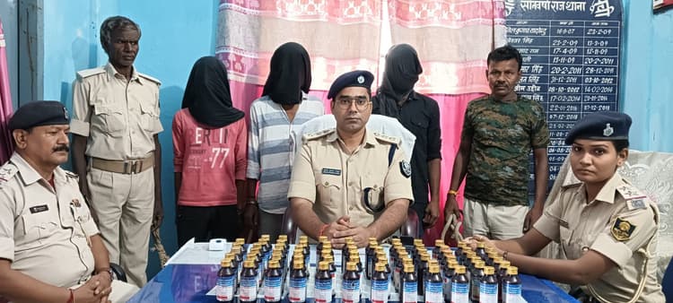 80 बोतल कोडिनयुक्त कफ सिरप के साथ तीन तस्कर गिरफ्तार